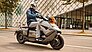 Hochwertiger Auftritt, mutiges, sicherlich polarisierendes Design: BMWs neuer E-Roller CE 04 mutet insgesamt sehr futuristisch an.