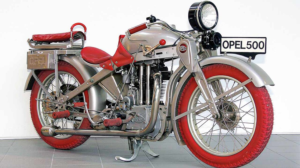 In der Rüsselsheimer Sammlung von Opel Classic steht noch heute eine fahrbereite 1928er Opel Motoclub „Supersport“. Das Motorrad besticht durch eine moderne Optik, die vom Mattsilber des galvanisierten, unlackierten Metalls geprägt wird, kontrastiert durch einen roten Sattel, rote Anbauteile und sogar rote Reifen.