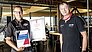 Von Hubert Klemm (Total Deutschland, re.) gab es für Regina Kremer (Harley Fulda) eine Urkunde sowie zwei Fässer besten Motorenöls.