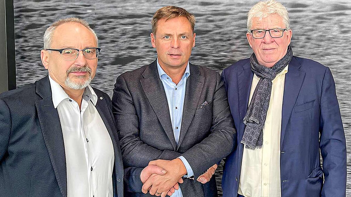 Besiegelten via Handshake ihren Zusammenschluss (v.l.): Herman Zijerveld, Managing Director von TMV, Jarkko Ämmälä, CEO von Duell, und Klaas Biermann, ehemaliger Eigentümer von TMV.