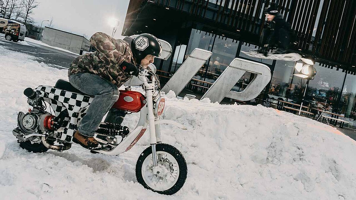 Wintersport mit Vespa, das geht. Den Beweis lieferte der Rollerspezialist SIP Scootershop in Landsberg am Lech.