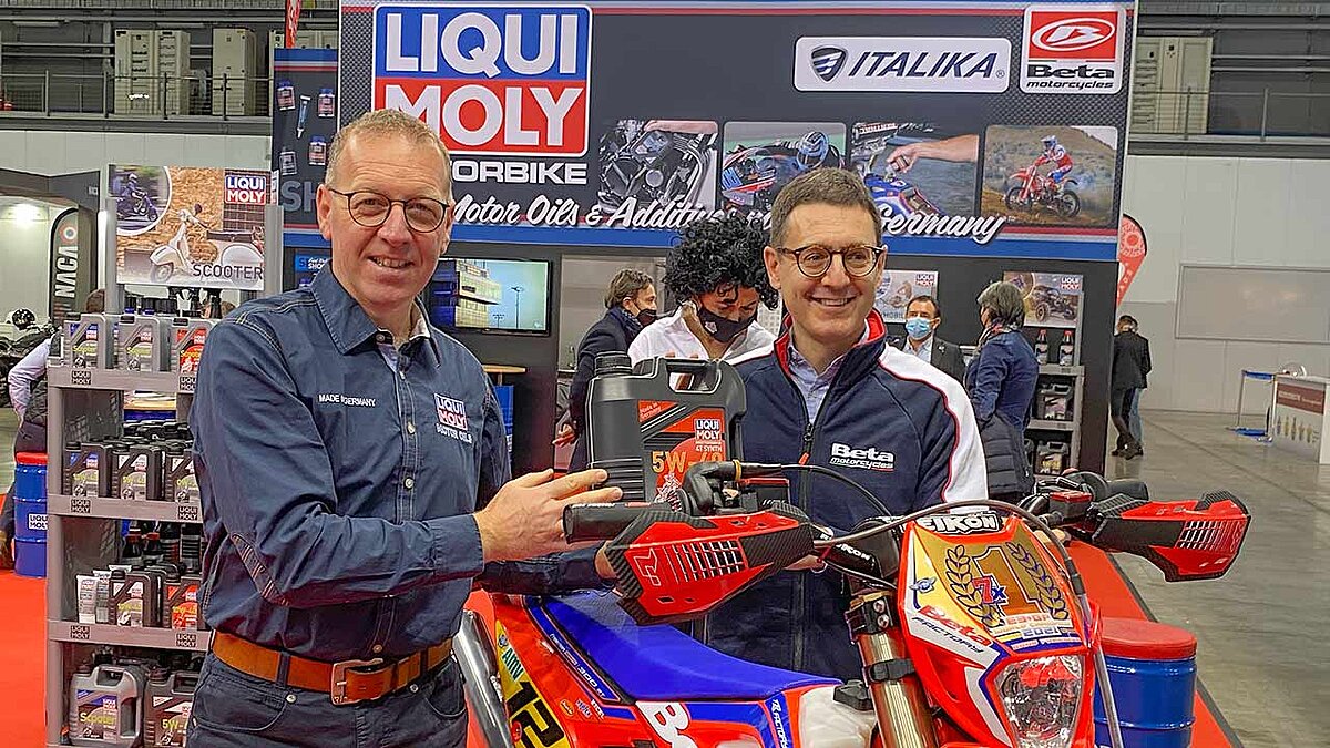 Auf die nächsten drei Jahre: Salvatore Coniglio, Exportleiter von Liqui Moly (li.), und Stefano Soldani, Sales & Marketing Manager von Betamotor, besiegelten die weitere Zusammenarbeit.