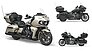 Indian bietet die Pursuit in der Version „Limited“ (ab 34.190 Euro) in der Farbe „Black Metallic“ (re.u.) an, zudem in der Variante „Dark Horse“ (ab 34.440 Euro) in „Black Smoke“ (re.o.) und „Silver Quartz Smoke“ (li.).