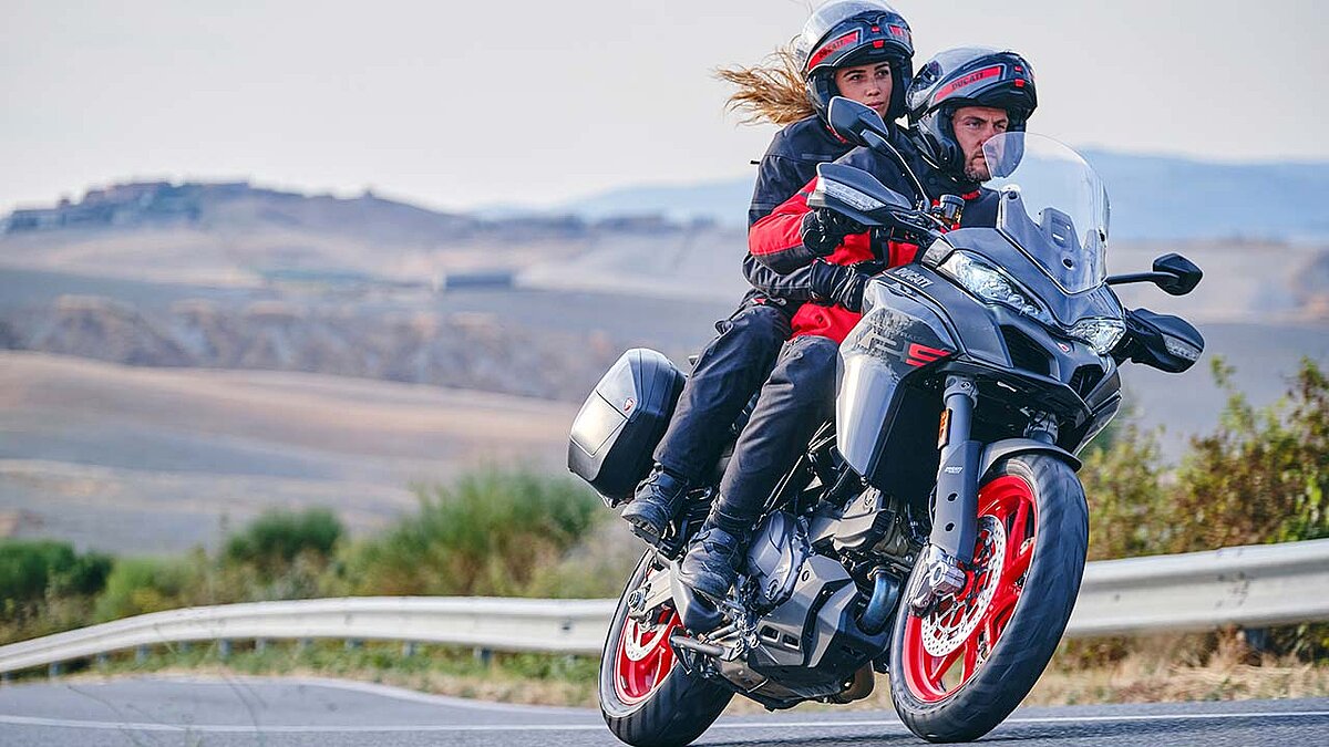 Der agile Tourenbegleiter Multistrada V2 soll künftig seine Aufgaben noch etwas besser und geschmeidiger erledigen. Im Bild die S-Version in 