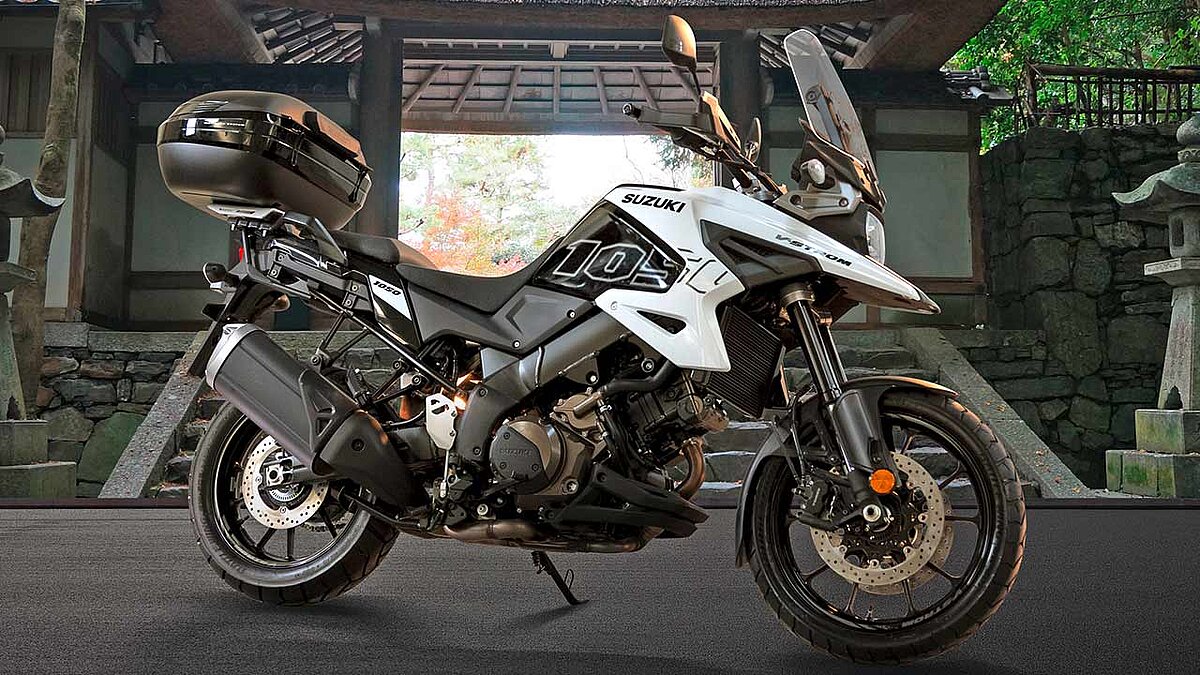 Wer genau hinschaut, entdeckt die Unterschiede zur „normalen“ V-Strom: Mit Handschützern, Topcase, Motorspoiler, Hauptständer und diversen Aufklebern macht die „Machi“ auf Vorwärts-Entwicklung.