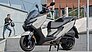 Beide Roller – 300-er wie 125-er – fahren in angesagtem Grau (Foto) und in Blau vor.