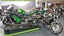 Die Kawasaki Ninja H2 SX mit Kompressor und der einsteigerfreundliche Cruiser Vulcan S verkörpern die Bandbreite japanischer Motorradtechnik.