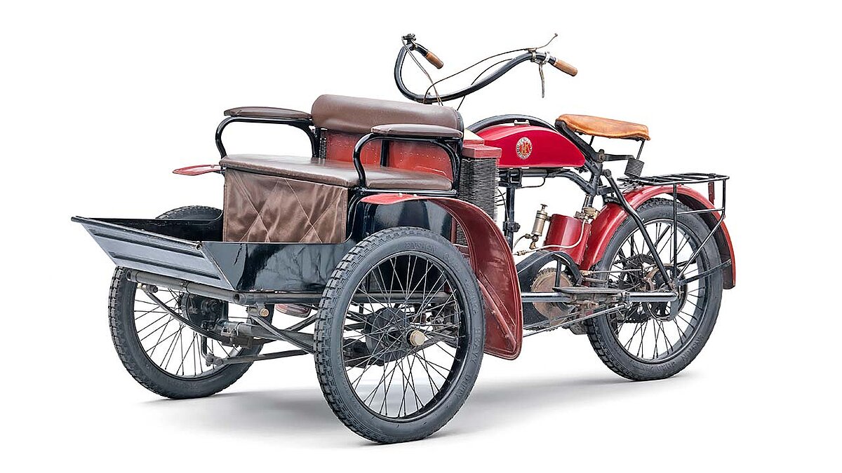 Von dem dreirädrigen LW von Laurin & Klement gibt es wahrscheinlich nur noch drei Exemplare. Bei dem derzeit im Škoda-Museum in Mladá Boleslav gezeigten Exponat handelt es sich um eine Version für den Passagiertransport.