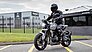 Entweder sehr großer Fahrer oder zierliche Bike-Maße: Die Triumph Trident wirkt auf diesem Foto beinahe wie eine 300er.