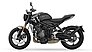 Triumph Trident im Farbschema „Matt Jet Black/Silver Ice“.
