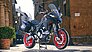 Die Multistrada V2 S in „Street Grey“ mit schwarzem Rahmen und Felgen in „GP Red“.