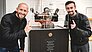 Die beiden Superbike-Profis Tom Sykes (li.) und Eugene Laverty flankieren den Ur-Boxermotor, der vor 100 Jahren das Motorrad-Zeitalter bei BMW einläutete.