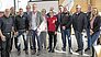 Mit dem Fahrzeug-Center Schriewer erreichte ein echter Vielmarken-Betrieb den dritten Platz. Entsprechend groß fiel die Zahl der Unterstützer aus (v.l.): Klaus Hüttinger (World of Bike), Thilo Kunze (Kawasaki), Philipp Schäck (Triumph), Jan Breckwoldt (Peugeot), Siegfried Schriewer-Calmer und Dagmar Calmer, Katharina Klein (World of Bike), Walter Herwartz-Emden (Yamaha), Patrick Rittich (Creditplus), Guido Hinzmann (Husqvarna), Renier Roxlau (Honda) sowie Thomas Hannecke und Sina Tauscher (beide Suzuki).