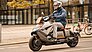 Als Kraft- und Leichtkraftoller bietet BMW den CE 04 an.