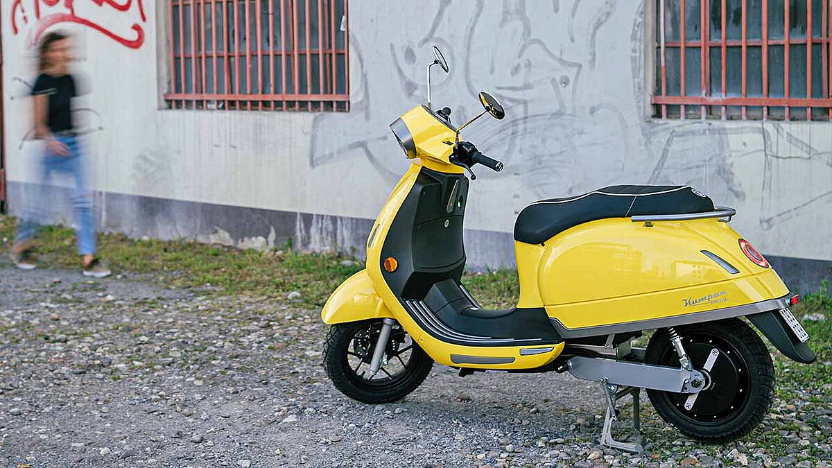 12-Zöller, Hecknabenmotor, schnittige Karosse: Der neue „54 inspire“ von Kumpan electric setzt auf bewährte E-Roller-Zutaten.