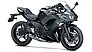 Die Ninja 650 anno 2020 in der Farbgebung „Metallic Spark Black“.