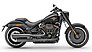 Jubiläumsmodell zum Geburtstag einer Harley-Ikone: Die Fat Boy 30th Anniversary, die ganz in Schwarz mit bronzefarbenen Akzenten vorfährt.