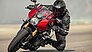 Mit 180 PS ist die Speed Triple 1200 RR ein überaus kräftiger Vertreter im Neoklassik-Segment der Café Racer.