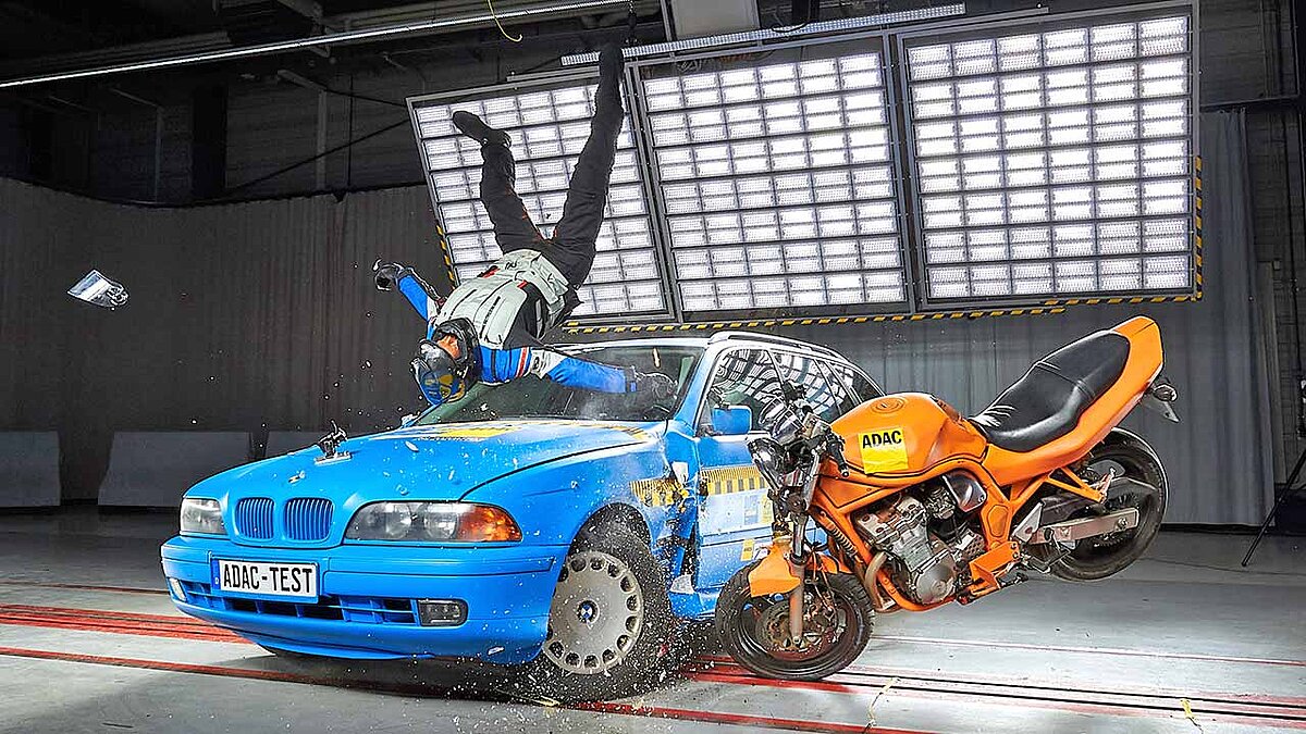 Mittels Crashtest und Dummy ermittelte der ADAC seine Werte.