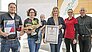 Daniel Korell und Sabine Hänsle (mit Töchterchen Johanna) von Hänsle Motorradsport wurden für ihre Leistungen, die sie zu Rang Zwei im Wettbewerb „Händler des Jahres“ führten, von Alina Kügler (Total Deutschland) gewürdigt – Urkunde und zwei Fass Motoröl als Anerkennungspreis inbegriffen. Katharina Klein und Klaus Hüttinger überreichten Pokal und Ehrenurkunde.