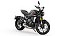 Triumph Trident im Farbschema „Sapphire Black“.