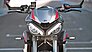 Während das Vorgängermodell eher glubschäugig durch die Gegend fuhr, schaut die Street Triple RS deutlich aggressiver drein – auch dank LED-Tagfahrlicht.