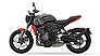 Triumph Trident im Farbschema „Silver Ice/Diablo Red“.
