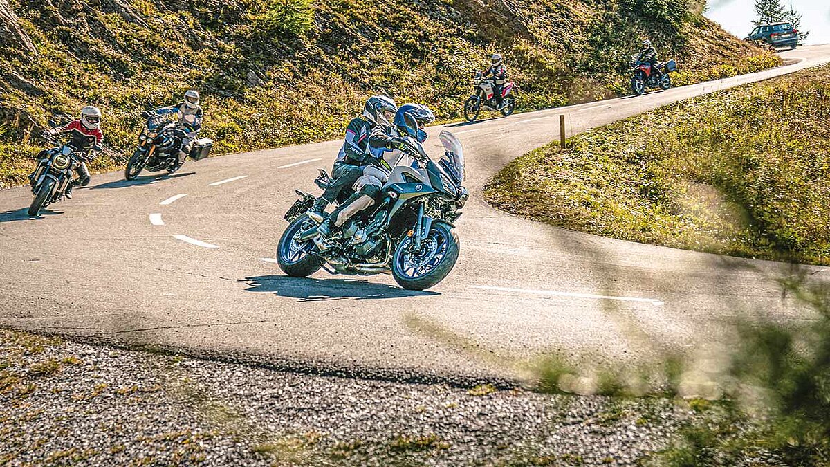 Kommunikationsmöglichkeiten innerhalb der Gruppe machen das Motorradtouren einfacher und vergnüglicher. Die nötige Hardware gibt es von Interphone. Der Hersteller wird hierzulande von Großhändler Hartje vertreten.