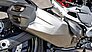 An den Anblick hochvoluminöser Schalldämpfer muss man sich in Euro5-Zeiten gewöhnen. Die Integration des mächtigen Teils ins Bike hat BMW bei der F 900 XR gut hinbekommen.