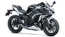 Die Ninja 650 anno 2020 in der Farbgebung „Stardust White/Metallic Flat Spark Black“.