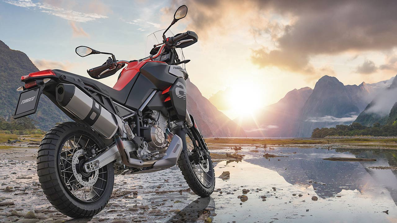 Die Aprilia Tuareg 660 im Farbschema „Martian Red“.