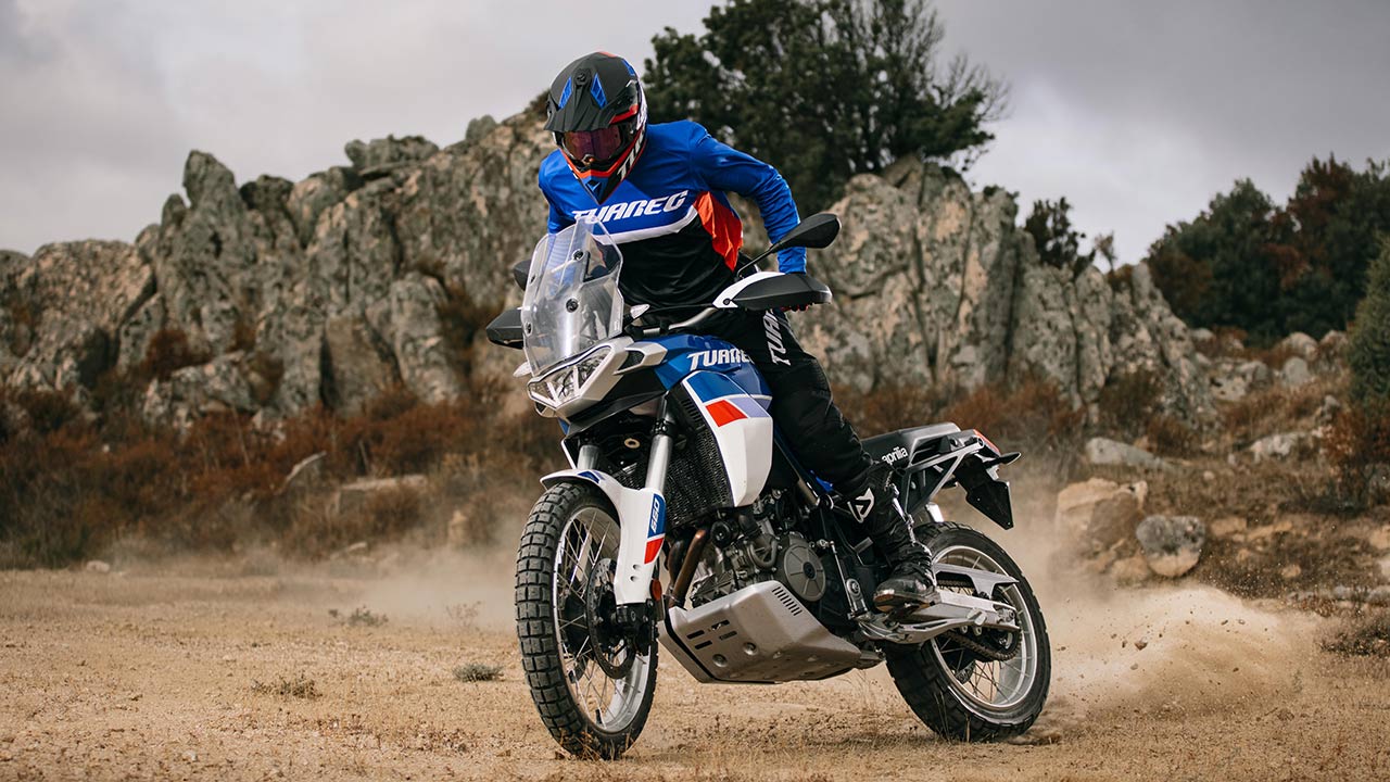 Die Aprilia Tuareg 660 im Farbschema „Indaco Tagelmust“.