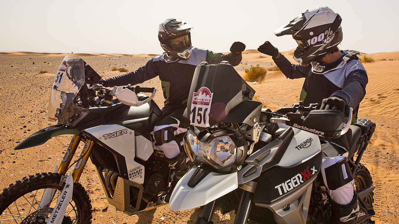 Der britische Hersteller Triumph unterstützt die Rallye „1000 Dunas“ als Sponsor. Der Motorradbauer aus Hinckley hat bekundet, selbst ins harte Offroad-Geschäft einsteigen zu wollen.