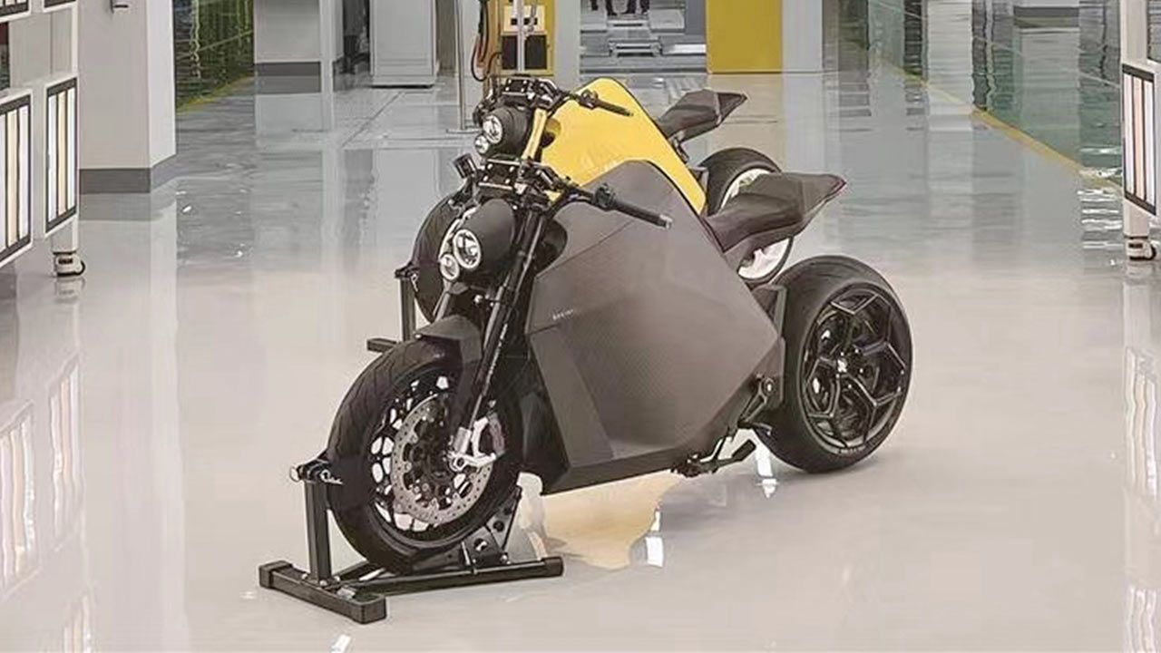 Das Bike, dessen Optik von einer gewaltigen Kunststoffhaube beherrscht wird, die man über die Technik gestülpt hat, läuft laut Hersteller in modernsten Fertigungsanlagen vom Band.