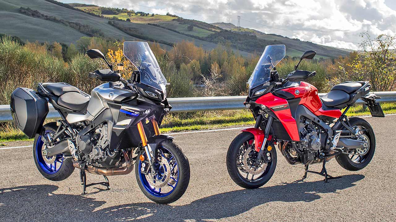 Yamaha Tracer 9 GT (li.) und Tracer 9 des Modelljahrgangs 2021.