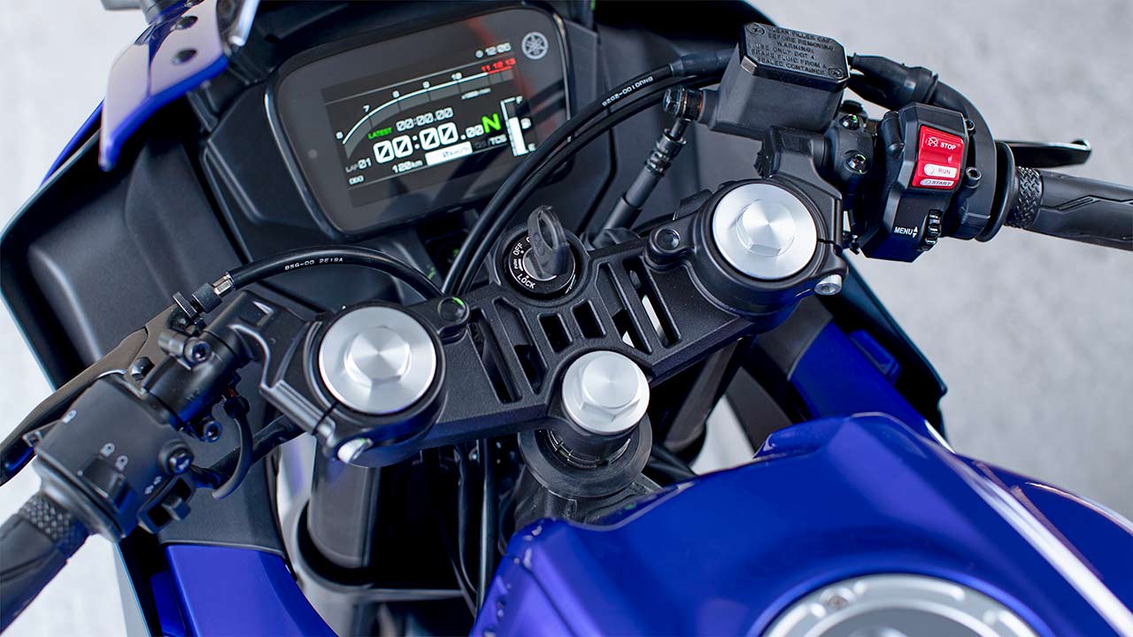 Neu an der R125 sind auch die obere Gabelbrücke und die Schaltereinheiten.