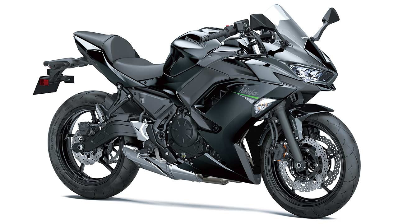 Die Ninja 650 anno 2020 in der Farbgebung „Metallic Spark Black“.