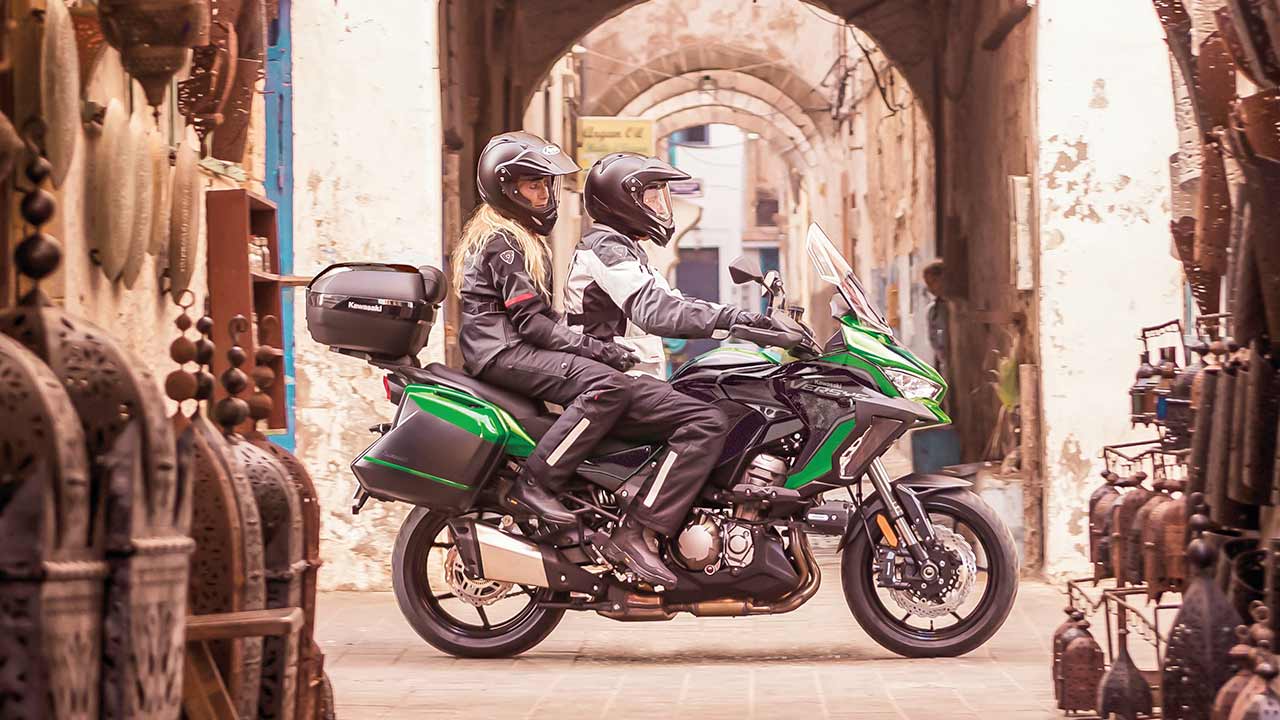 Eine Allzweckwaffe im Arsenal von Kawasaki: Die Versys 1000, die jetzt auch wieder als Basisversion vorfährt.