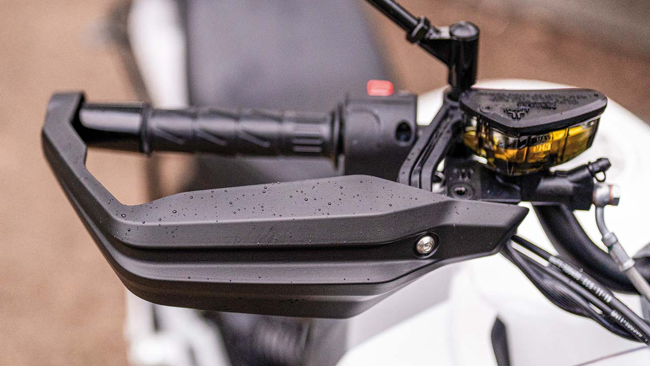 Die CFMoto 650 MT ist ab Werk mit Handschützern ausgerüstet.