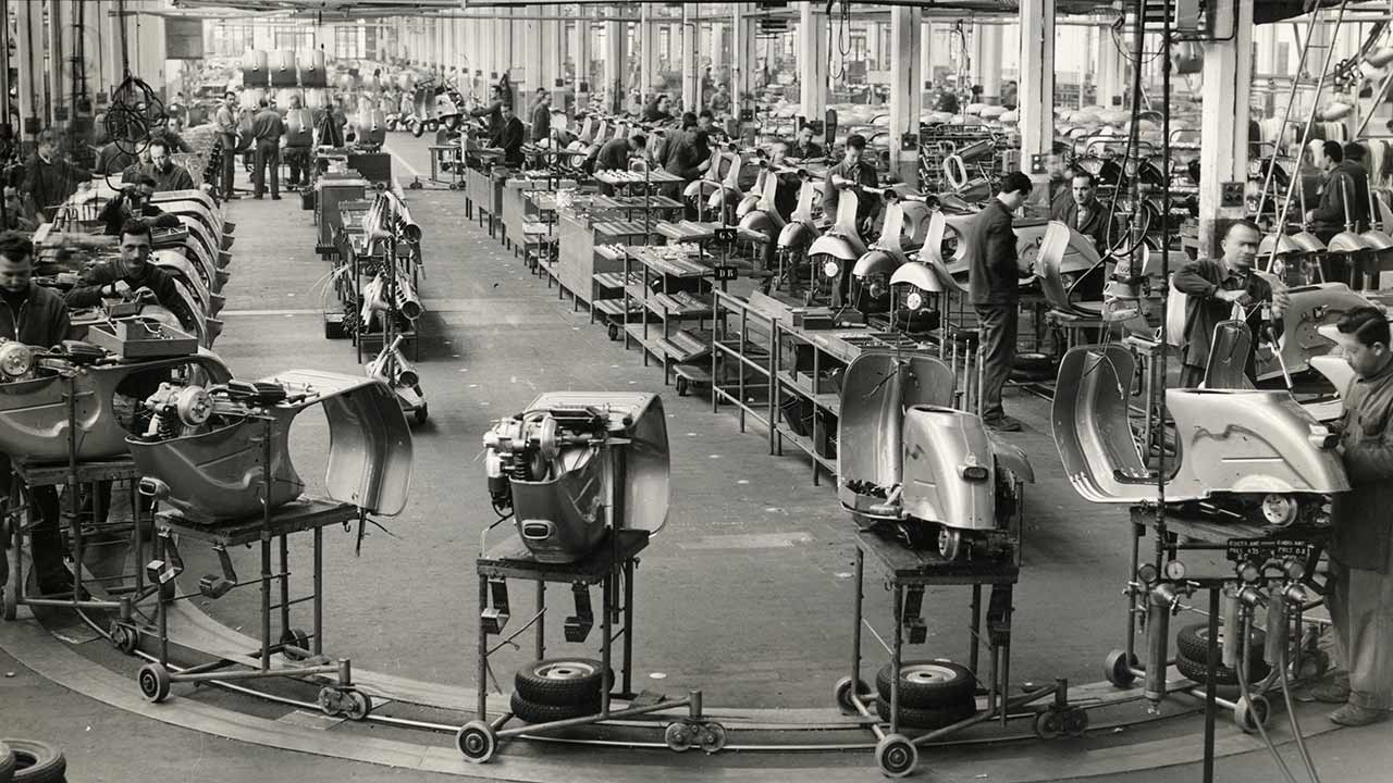Ein Blick in die Vespa-Montagehallen, wie sie 1960 aussahen.