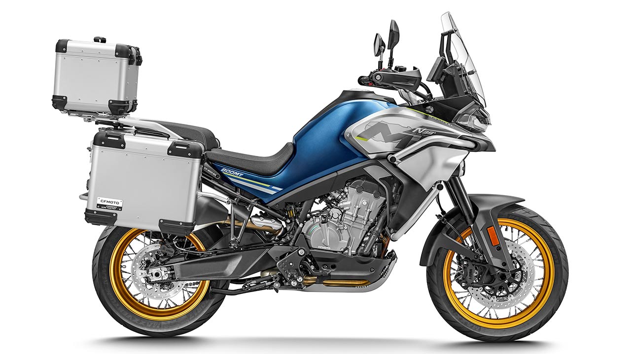 In der Touring-Version fährt die 800MT für 12.499 Euro Listenpreis in Deutschland in Vollausstattung vor – inklusive Speichenrädern, Quickshifter, Lenkungsdämpfer, Reifendruckkontrollsystem, Hauptständer, Motorschutz, Griffschalen, Leichtmetallkoffern und Topcase sowie Heizgriffen und beheizbarem Fahrersitz.