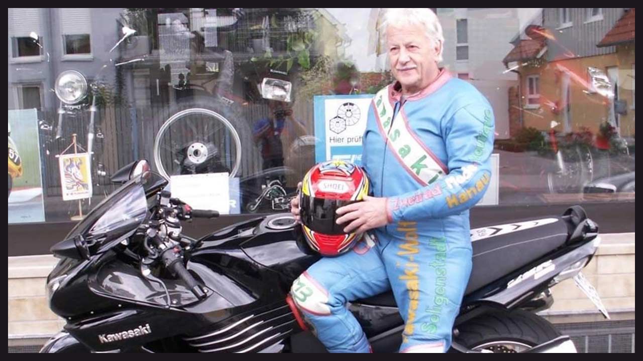 „Toni war ein absolutes Original, stets gut aufgelegt, bestens informiert – und bis zum Schluss ein Kawa-Mann“, erinnert sich das Team der deutschen Kawasaki-Niederlassung aus Friedrichsdorf an den unlängst verstorbenen Anton Wolf.