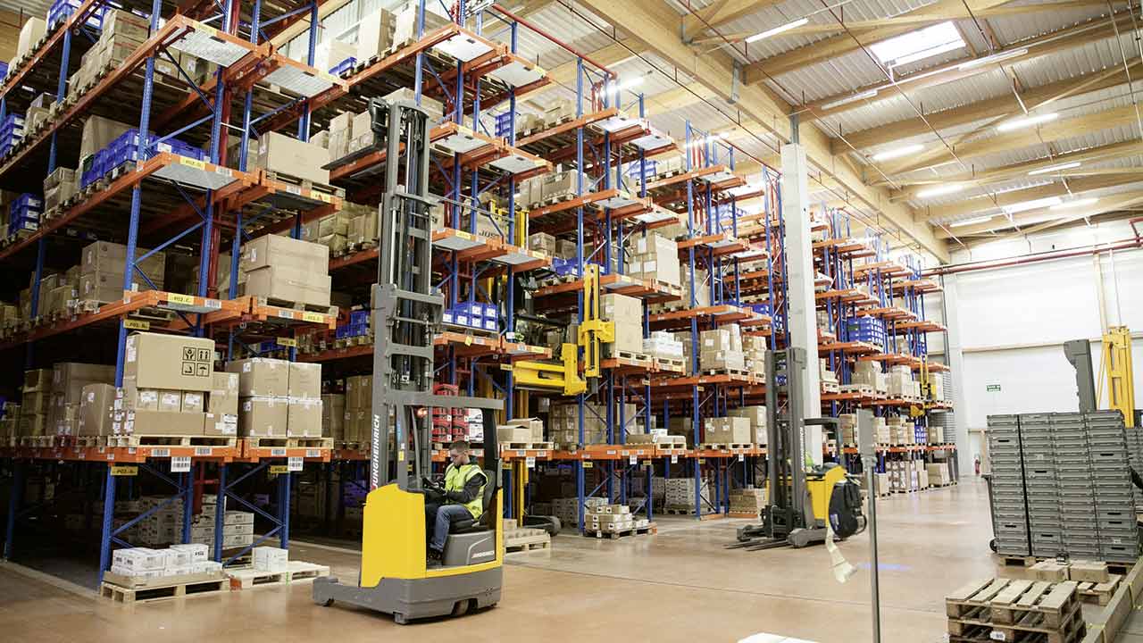 Blick in die BIHR-Logistik: 200.000 Artikel hat das Unternehmen im ständigen Sortiment, bis zu 7.000 Pakete verlassen pro Tag die Verteilzentren des Großhändlers.