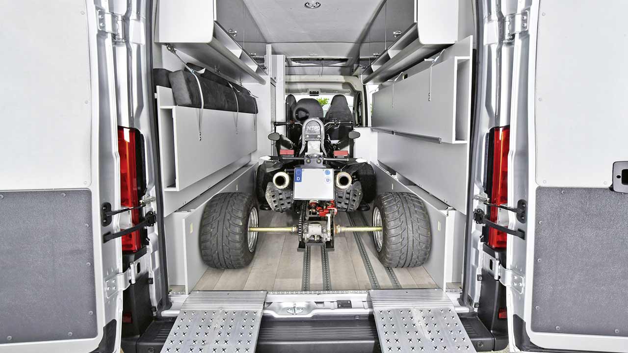...oder zur Beförderung zweier Motorräder, eines Quads, eines Rollstuhls etc. nutzen. Wer das Fahrzeug dagegen als astreinen Transporter bewegen möchte, kann die Schrank- und Bettenmodule mit wenigen Handgriffen entriegeln und komplett entnehmen.