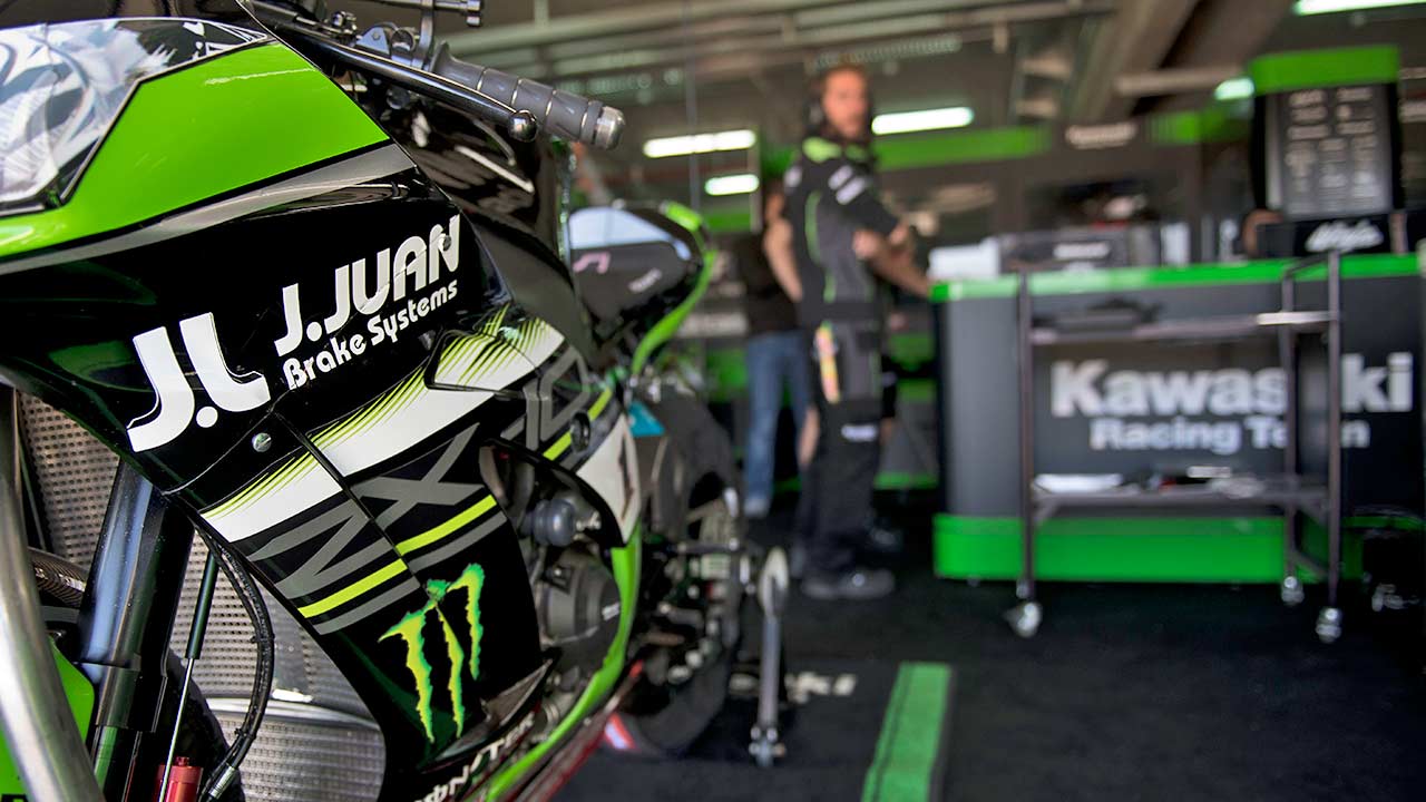 J.Juan ist langjähriger Ausrüsters des Kawasaki-Werksteams in der Superbike-WM. Die Kooperation wurde vor wenigen Tagen erst um weitere zwei Jahre verlängert.