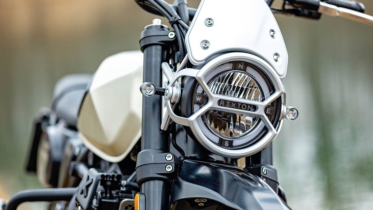 Eine kleine Nummertafel mit Windschild-Charakter sowie ein Lampenschutzgitter sowie ein hoher Kotflügel huldigen dem Enduro-Geist.
