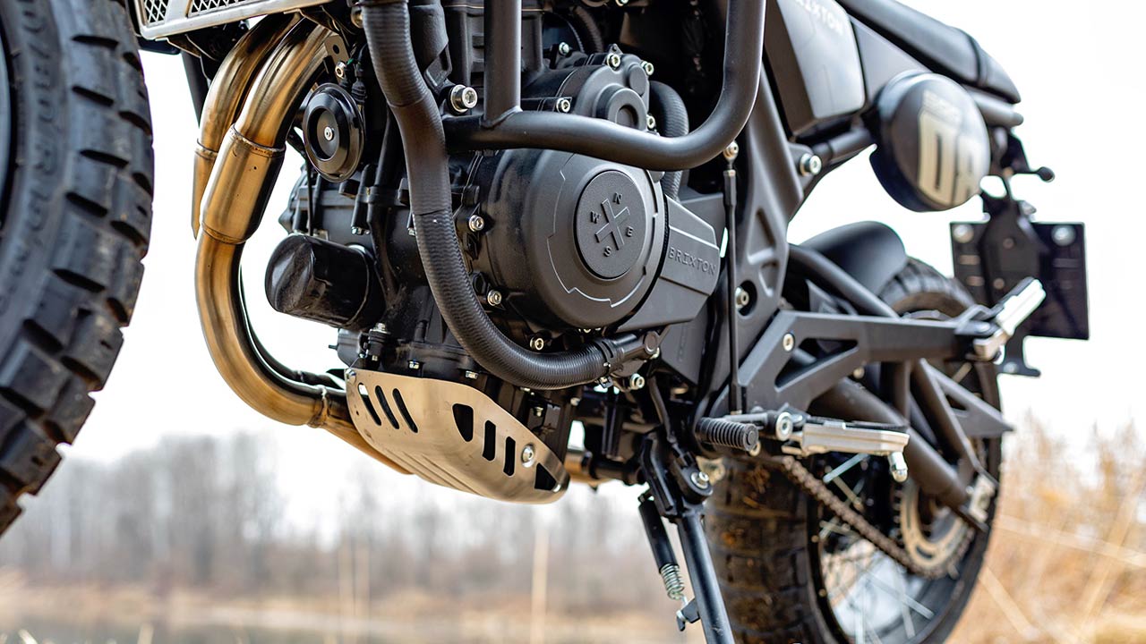 Hilfreich, weil im Fall der Fälle potenziell schadenmindernd: Ein Alu-Motorschutz sowie Sturzbügel.