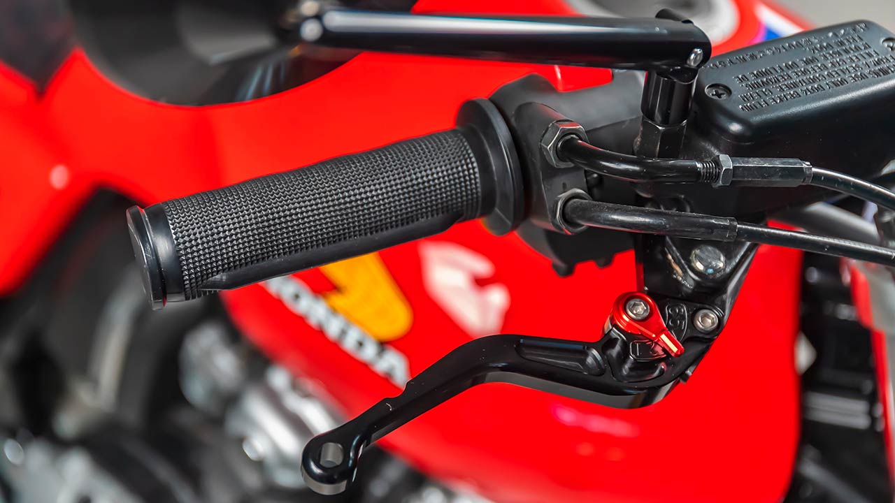 Renngriffe und kurze Hebeleien verbaut der Customizer 5Four Motorcycles an der Spezial-CB.