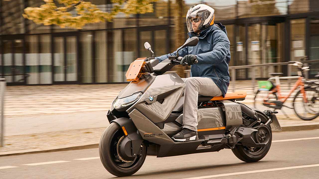 Als Kraft- und Leichtkraftoller bietet BMW den CE 04 an.