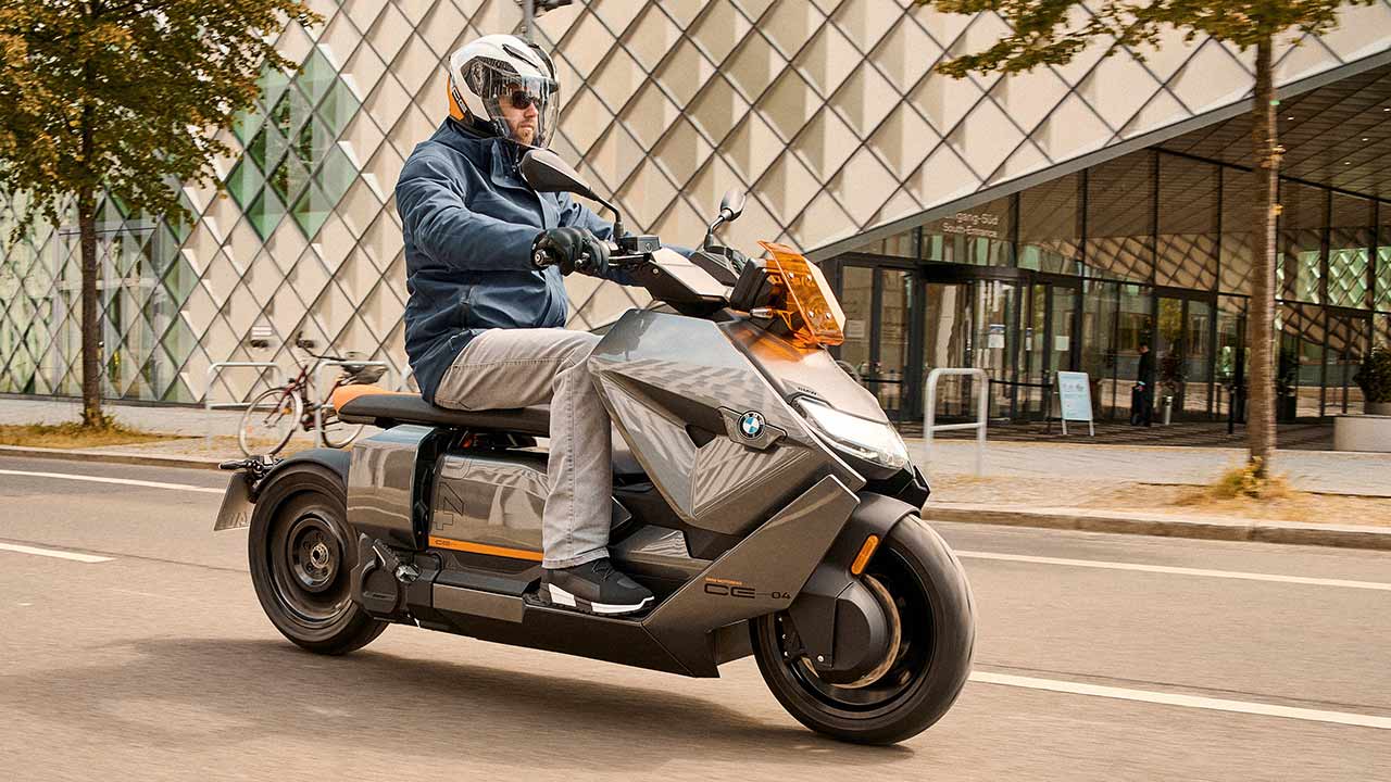 Hochwertiger Auftritt, mutiges, sicherlich polarisierendes Design: BMWs neuer E-Roller CE 04 mutet insgesamt sehr futuristisch an.